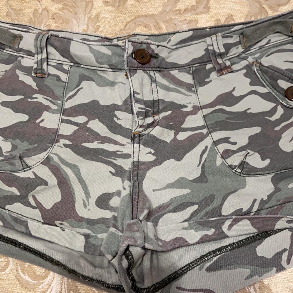 l.e.i. Camouflage Cuffed Shorts 15 - Picture 5 of 12